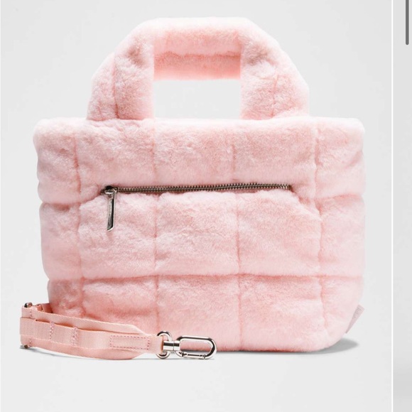 Lululemon Quilted Grid Tote Bag 5L Plush Fleece Strawberry Milkshake - Picture 2 of 10